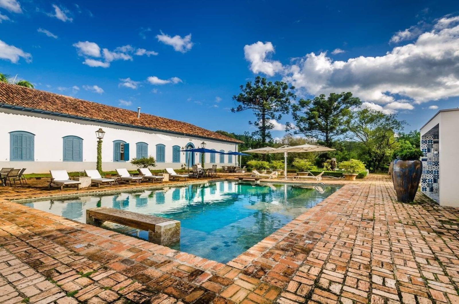 A Fazenda Fortaleza vista da piscina